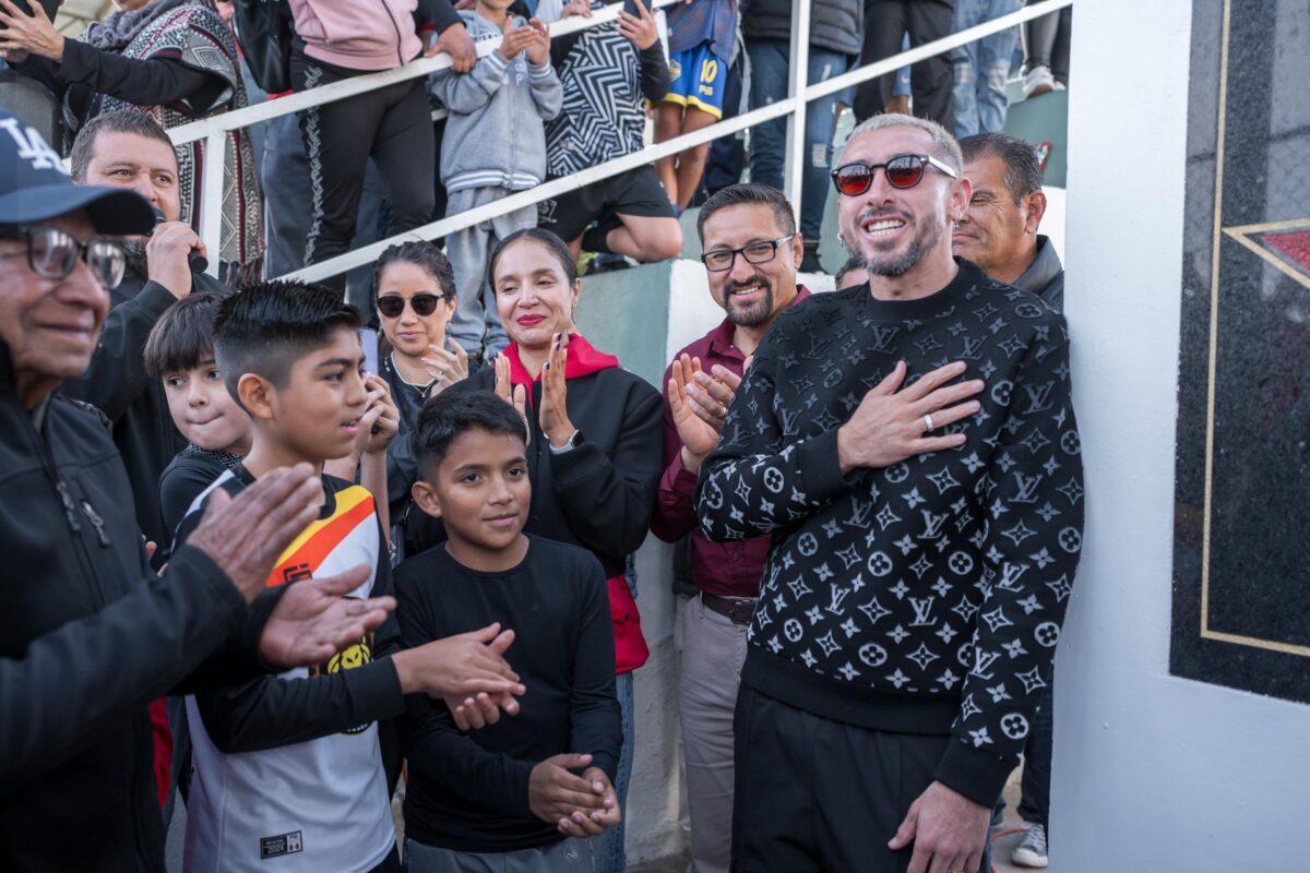 Héctor Herrera regresa a sus raíces y visita campos de fútbol en