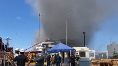 Barco de guerra de EU arde en base naval de San Diego después de una explosión