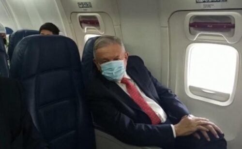 AMLO viaja a Estados Unidos y por primera vez utiliza cubrebocas