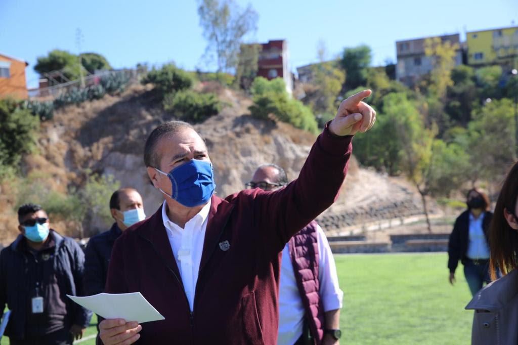 Supervisa Arturo González avances de espacio deportivo y Centro de Desarrollo Comunitario en Sánchez Taboada