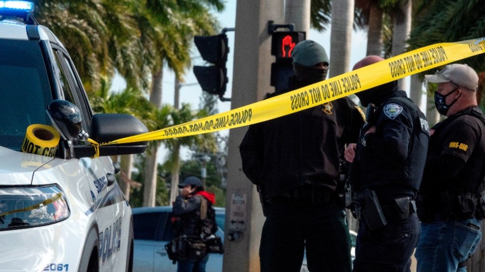Mueren dos agentes del FBI y tres resultan heridos en registro de vivienda