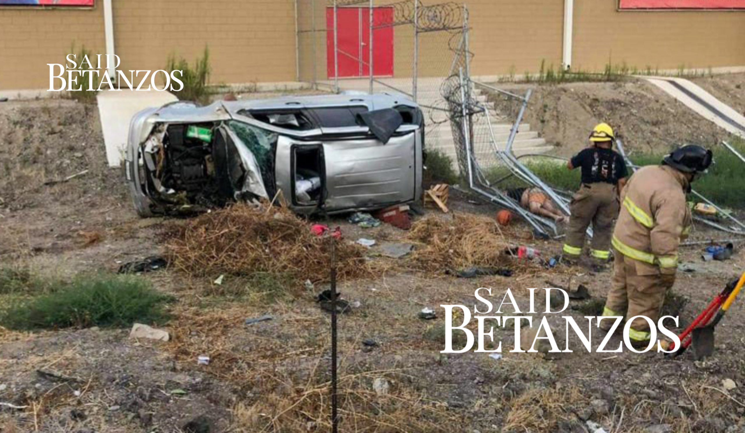 Fallecen tras volcarse en puente vehicular