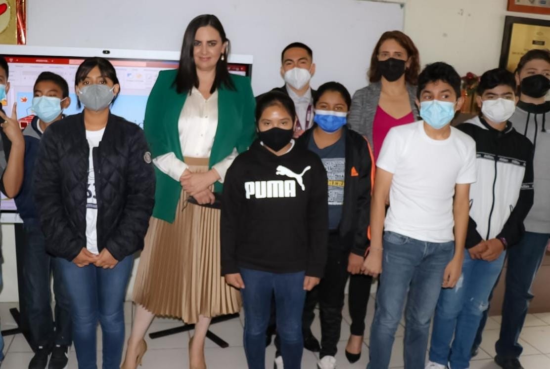 Equipa Karla Patricia Ruiz Macfarland con pizarrones inteligentes a las escuelas municipales