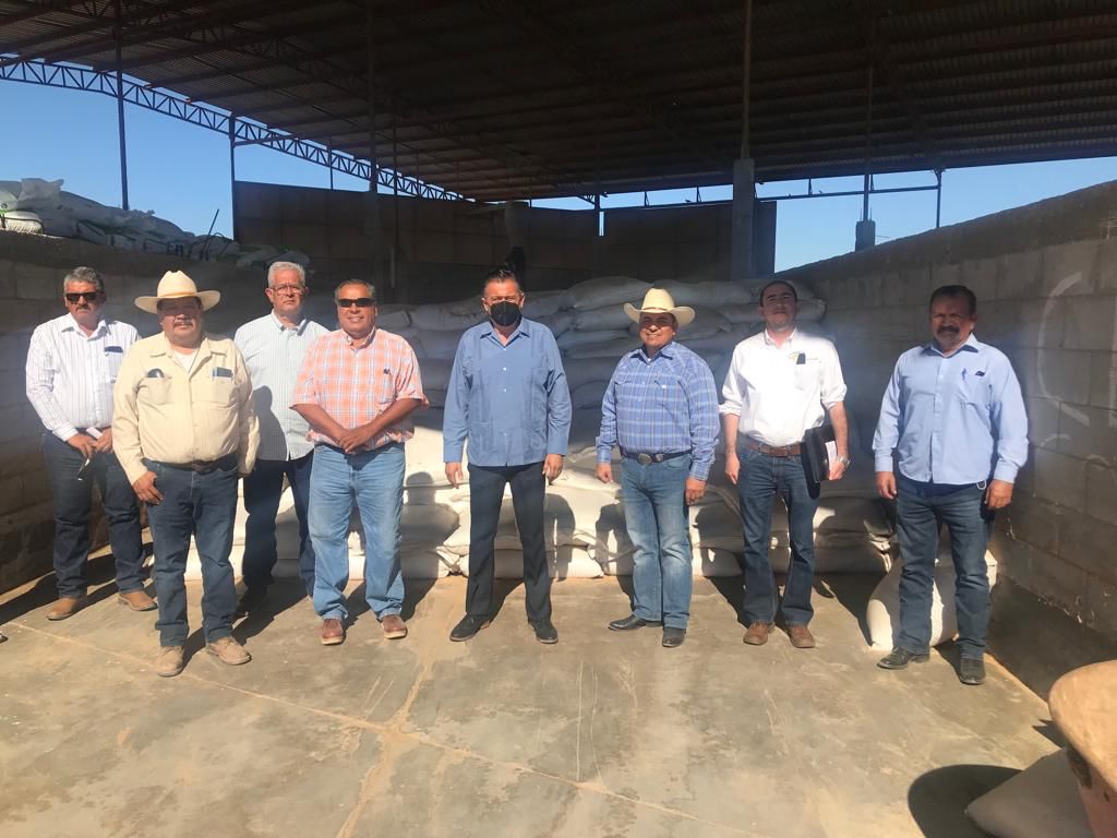 Secretario del Campo hace entrega de apoyos a productores de avena en el Valle de Mexicali