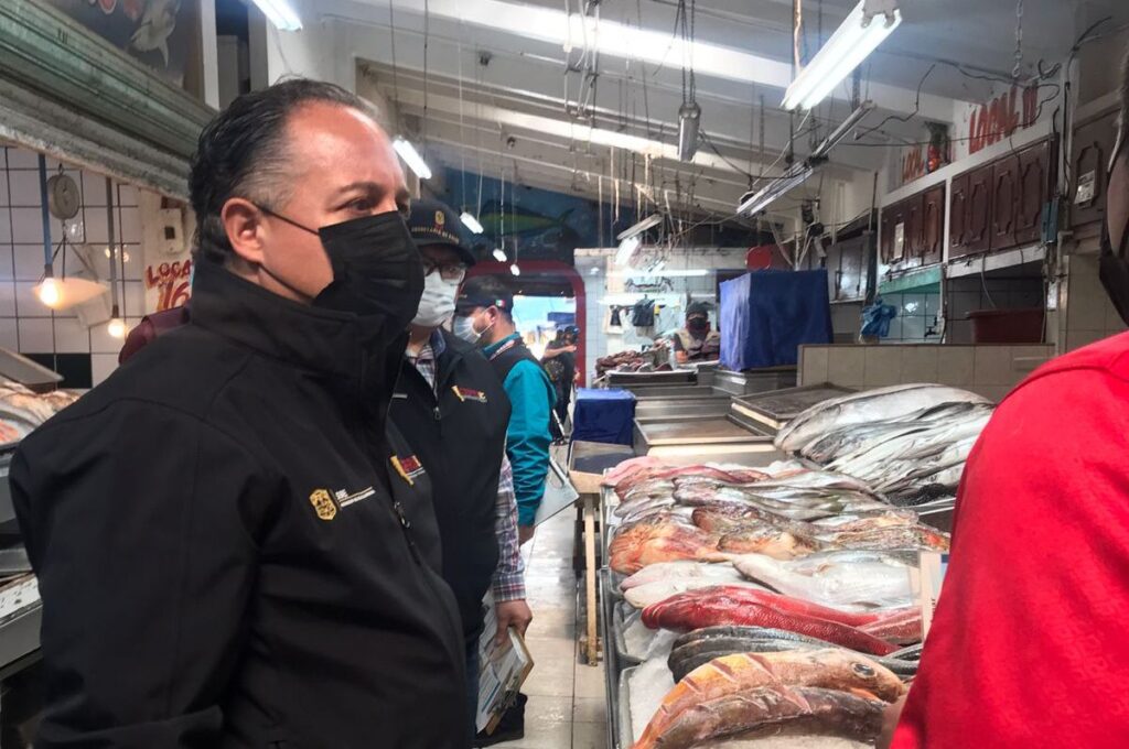 Supervisan higiene y calidad de mariscos en el Mercado Negro de Ensenada |  Local | Said Betanzos