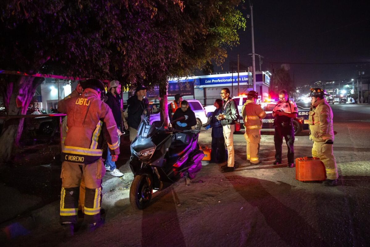 Motociclista se pasa alto y choca contra auto – Said Betanzos