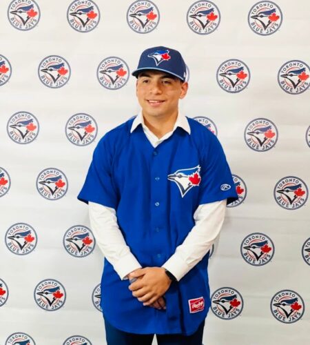 Beisbolista rosaritense firma con los Blue Jays de Toronto*