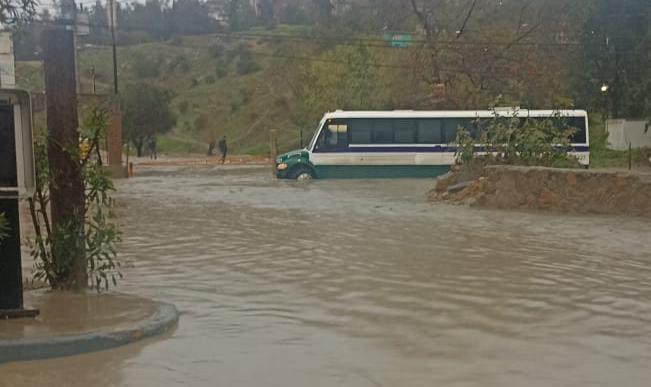 Inundaciones en diversas zonas de la ciudad complican la movilidad ante ...