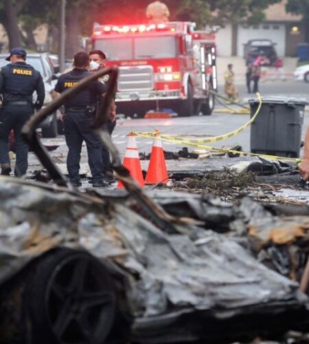 Avión se estrella en vecindario militar de San Diego; hay una persona muerta
