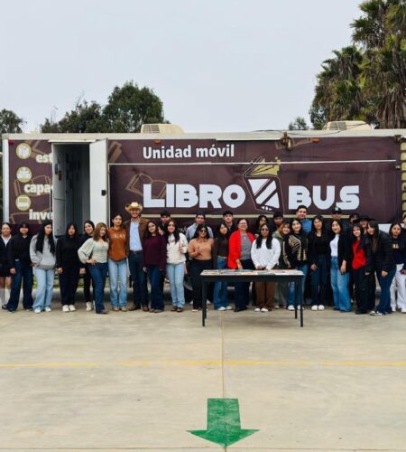 COBACH BC fomenta la lectura en movimiento con el librobus en San Quintín
