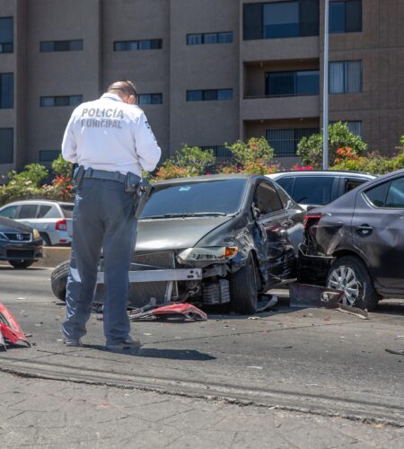 Conductor provoca choque en bulevar Agua Caliente y huye a pie