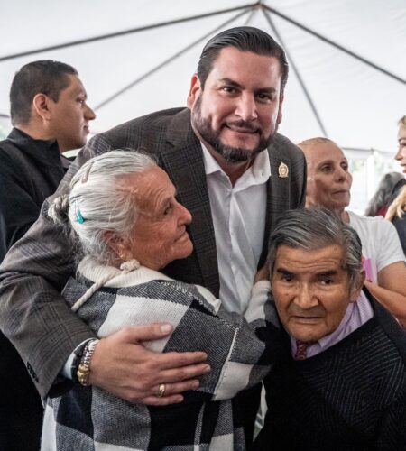 Celebran el Día del Abuelo en Tijuana con música, regalos y reconocimiento