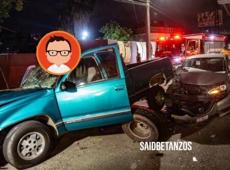 Automovilistas chocan en la Av. Internacional; uno es hospitalizado