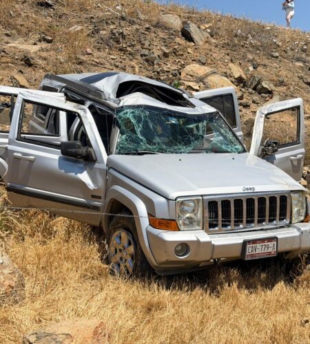 Mujer y menores lesionados tras volcadura en la carretera Tijuana–Tecate