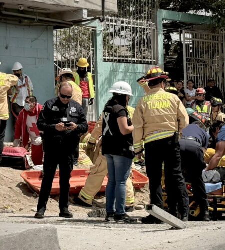 Bomberos de Tijuana rescatan a trabajadores atrapados en derrumbe en la 20 de Noviembre