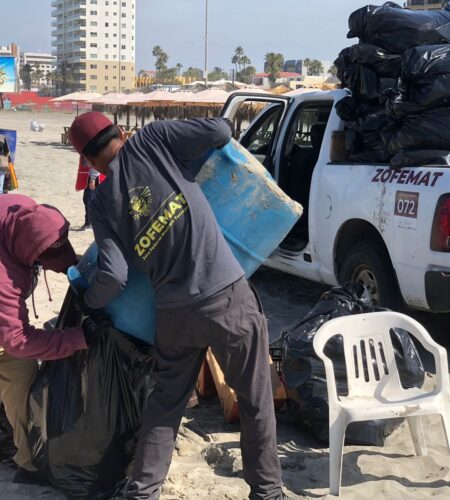 Retiran 10 toneladas de basura en playas de Rosarito