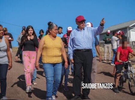 Recorre Alfredo Álvarez colonia con rezagos en Rosarito; vecinos le piden regularizar predios