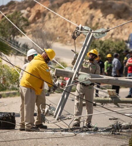 Tráiler derriba postes y deja sin electricidad a la colonia El Refugio