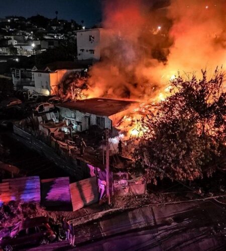 Fuerte incendio en Camino Verde consume cuatro viviendas