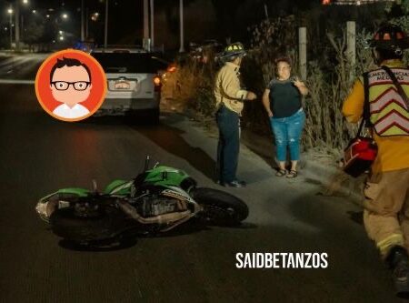 Agua derramada provoca derrape de motociclistas y pareja resulta con fracturas