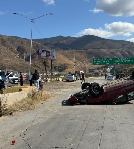 Vehículo vuelca en el bulevar 2000 tras fuerte accidente