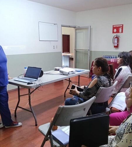 Capacitan a líderes comunitarios en prevención del cáncer y autocuidado en Tijuana y Mexicali