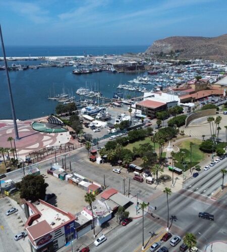Retiran carpas de comerciantes ambulantes en zona turística de Ensenada