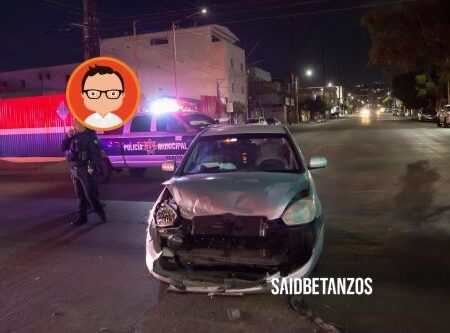 Salen ilesos dos automovilistas tras chocar en la ZC