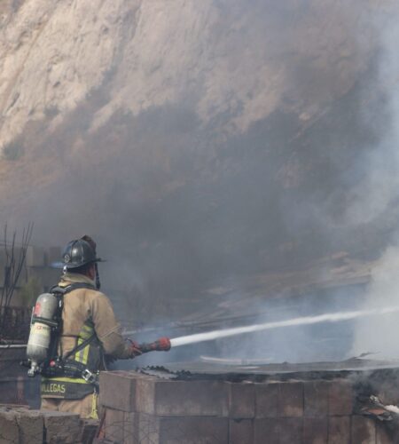 Incendio amenaza taller de carrocería en la colonia Sánchez Taboada