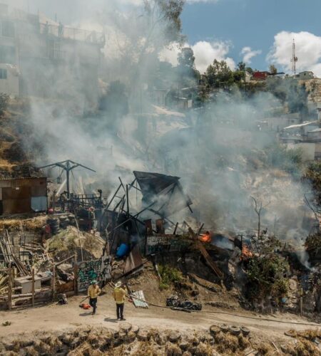 Incendio en Camino Verde consume dos viviendas de madera
