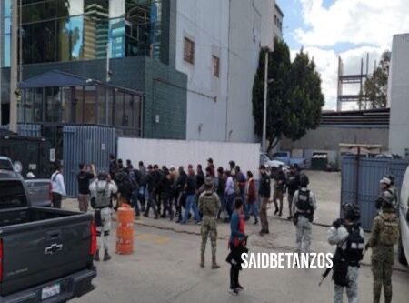 Rescatan a 26 migrantes durante cateo; detienen a mujer extranjera