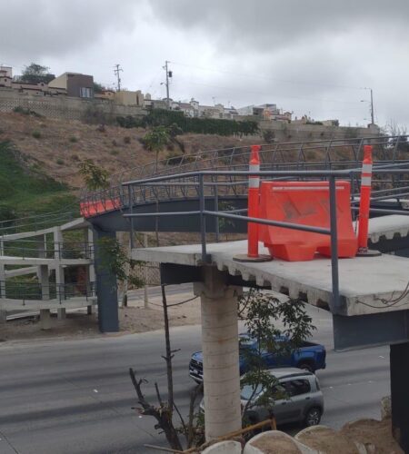 Llaman a evitar el uso del puente peatonal en construcción en bulevar Rosas Magallón