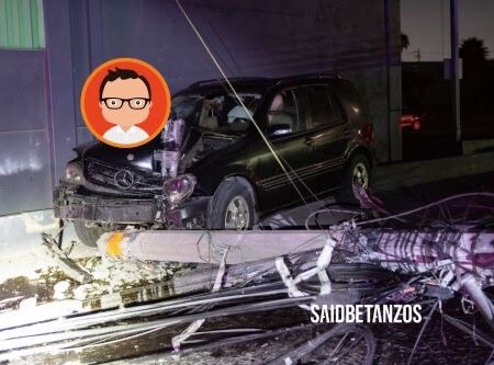 Automovilista huye tras derribar poste de CFE; causó apagón