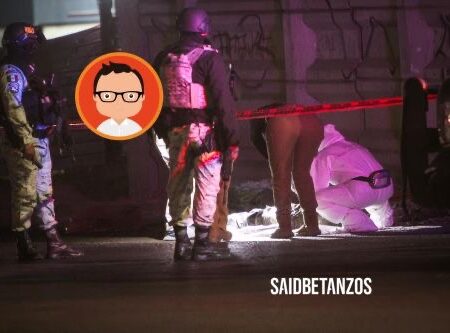 Dejan cadáver envuelto en una lona sobre el Bulevar 2000