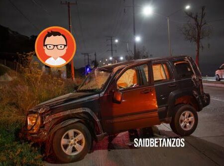 Abandonan Jeep tras volcarse el bulevar Rosas Magallón