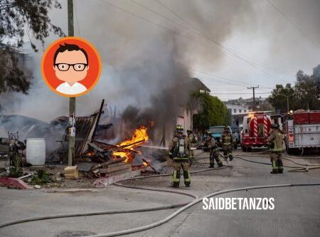 Fuego consume vivienda de madera y lámina en San Ángel