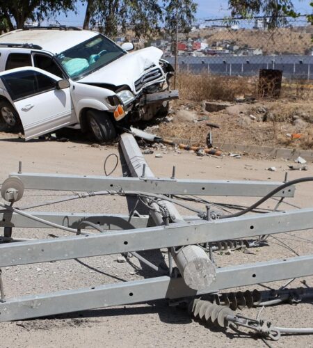 Abandonan camioneta tras impactar poste en Valle del Álamar 2