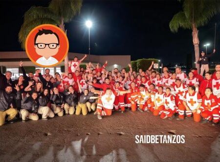Paramédicos conmemoran su día con caravana de ambulancias en Tijuana