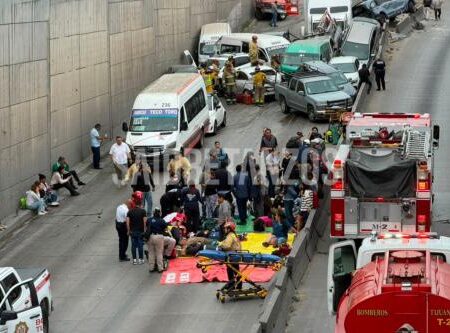 Camión provoca carambola de 35 vehículos rumbo a 5 y 10; hay 26 personas rescatadas