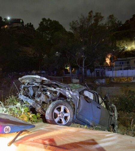 Conductor queda atrapado tras volcar en Libramiento Sur