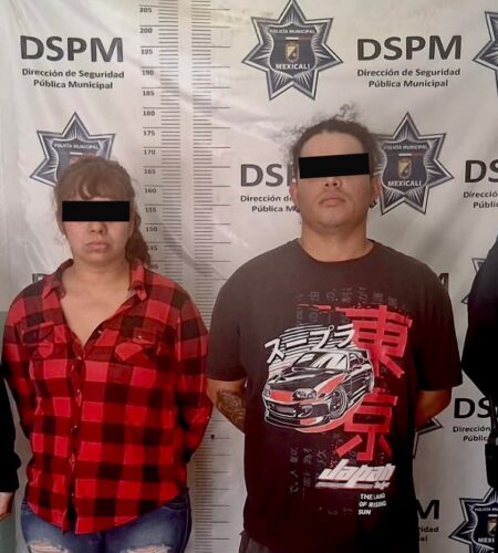 Padres detenidos por arrodillar a su niño autista en el lodo