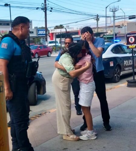 Policía Turística localiza a niña extraviada y la reúne con su familia en Ensenada