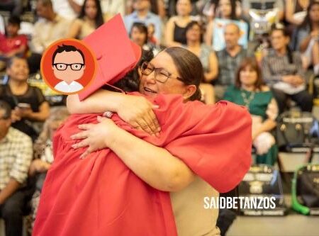 Tras años de cruzar a EU para estudiar, reciben su diploma en Tijuana y junto a sus familias