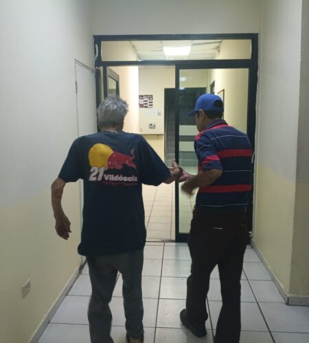 Rescatan a abuelito deambulando en vía pública y lo reúnen con su familia
