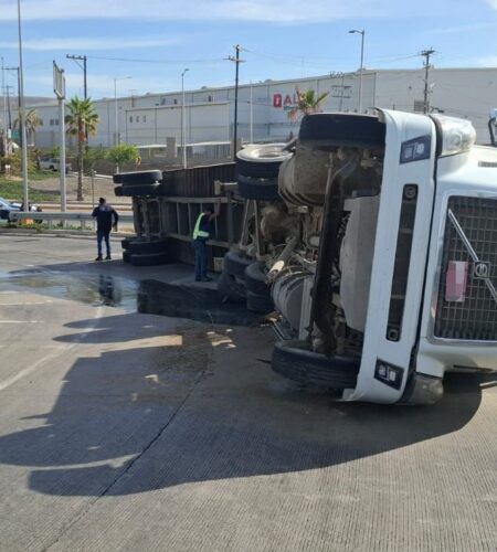 Vuelca tractocamión en carretera Tijuana-Ensenada