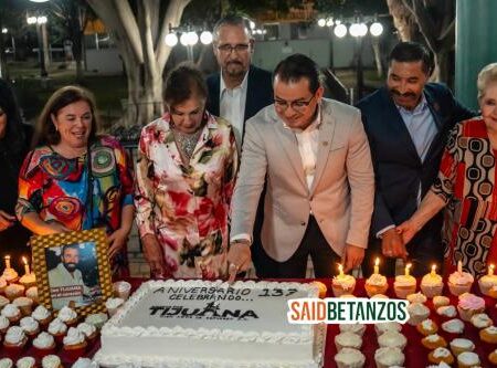 Tijuana recibe su aniversario 137 con mañanitas y pastel en el Teniente Guerrero