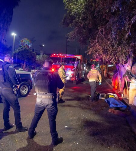 Hallan hombre sin vida por presunta sobredosis frente al Desayunador del Padre Chava