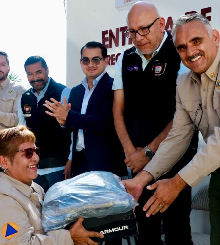 Abdiel Gutiérrez Coronado entrega uniformes a Protección Civil para fortalecer su labor en Tijuana