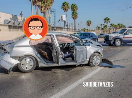 Automovilista abandona su auto tras chocar con camión de valores en Vía Rápida