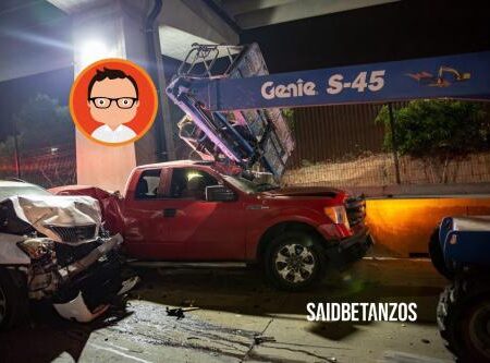 Ebrio automovilista choca una grúa y pickup de obra del Viaducto